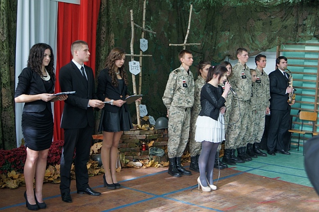 Uroczystość ślubowania klas mundurowych w Trzcinicy