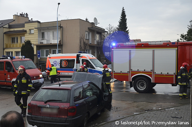 Zderzenie samochodów. Pięć osób w szpitalu (fot. Przemysław Janas, Jaslonet.pl)