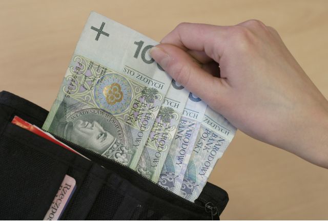 Policjanci zatrzymali 69-letnia kobietę podejrzaną o kradzież pieniędzy Policjanci zatrzymali 69-letnia kobietę podejrzaną o kradzież pieniędzy