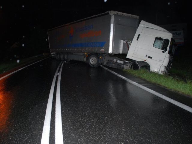 Nocne groźne zderzenie dwóch pojazdów na Krakowskiej Nocne groźne zderzenie dwóch pojazdów na Krakowskiej