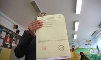 rzewodniczący komisji wyborczej będzie zobligowany do sprawdzenia każdej karty do głosowania i ogłoszenia reszcie członków, czy głos jest ważny. Fot. Wit Hadło rzewodniczący komisji wyborczej będzie zobligowany do sprawdzenia każdej karty do głosowania i ogłoszenia reszcie członków, czy głos jest ważny. Fot. Wit Hadło