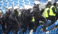 Służba w Policji z roku za rok staje się coraz bardziej obciążająca, zwłaszcza psychicznie. Jak mówią policjanci, zarobki są niewspółmierne do pracy, jaką wykonują. Fot. Paweł Bialic Służba w Policji z roku za rok staje się coraz bardziej obciążająca, zwłaszcza psychicznie. Jak mówią policjanci, zarobki są niewspółmierne do pracy, jaką wykonują. Fot. Paweł Bialic