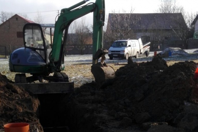 kanalizacja_sz Rozpoczęto budowę kanalizacji w Starym Żmigrodzie - odbędą się spotkania z mieszkańcami