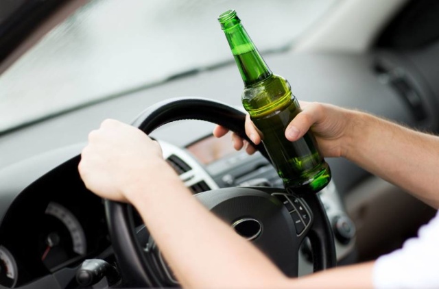 pijany-kierowca Po pijaku pojechał autem po... alkohol