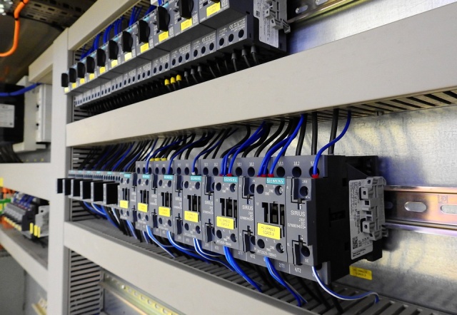 głowne_control-cabinet-2147370_960_720 Agregat prądotwórczy – zakup czy wynajem?
